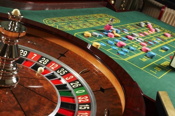 Mobile app interface showing wingslot77 match schedule notifications and live-dealer table status